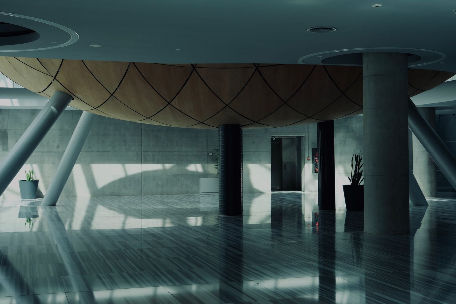 Ambiente comercial com piso polido refletivo — referência visual